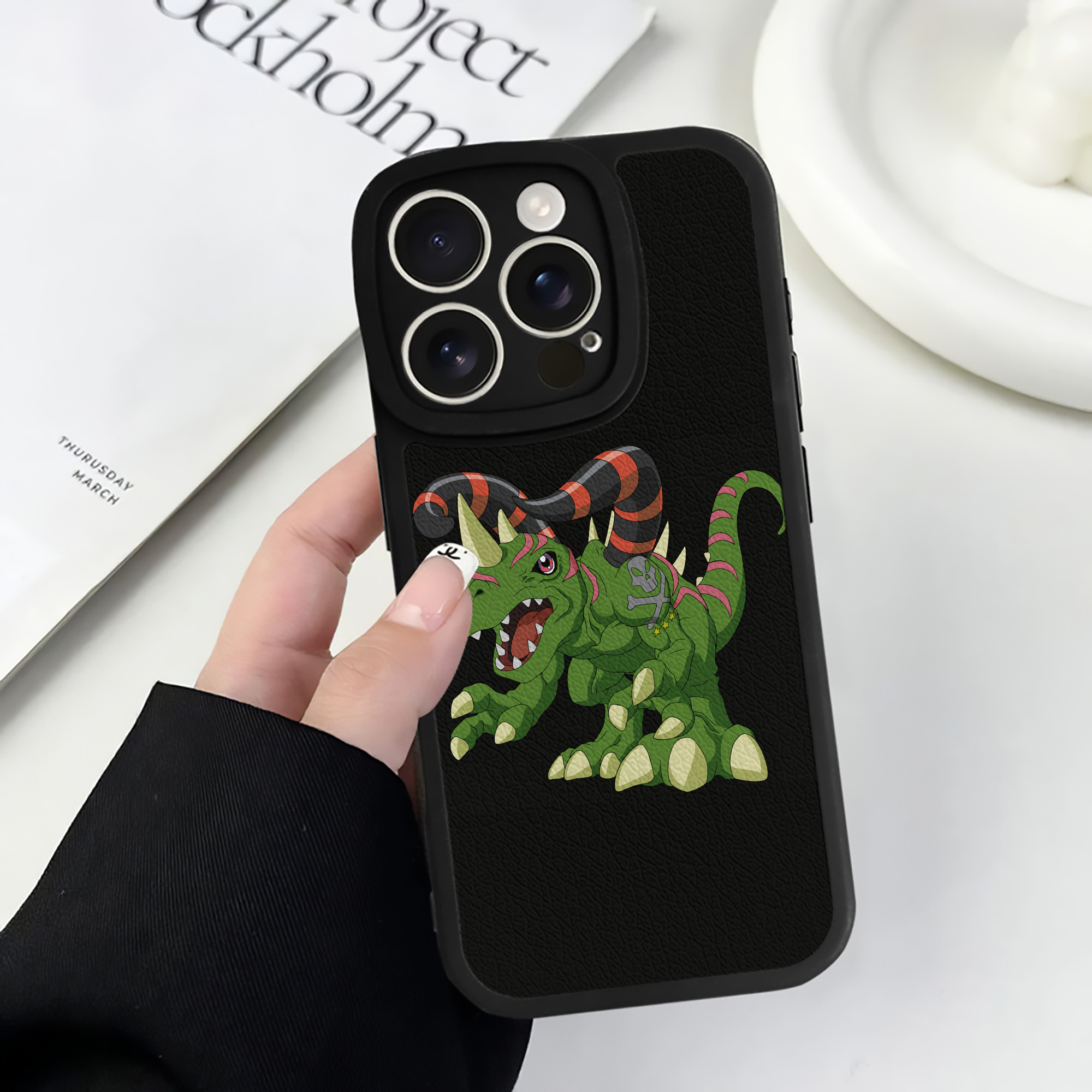 （画像用） Digimon デジタルモンスター/デジモン 【iPhone 16シリーズ対応】シリコンスマホケース（レザー調） 材質：シリコン